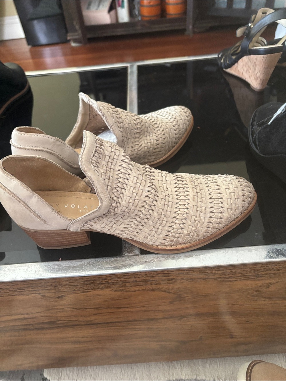 Very volatile shoe boot